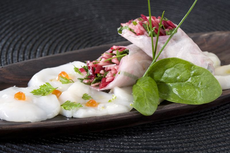 Marinade de noix de Saint-Jacques au citron vert et oeuf de saumon, transparence de betterave et pomme Ariane Marinade de noix de Saint-Jacques au citron vert et oeuf de saumon, transparence de betterave et pomme Ariane