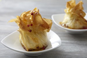 AUMÔNIÈRE DE CAMEMBERT, COMPOTE DE POMME ARIANE AU CARAMEL DE BAIE ROSE