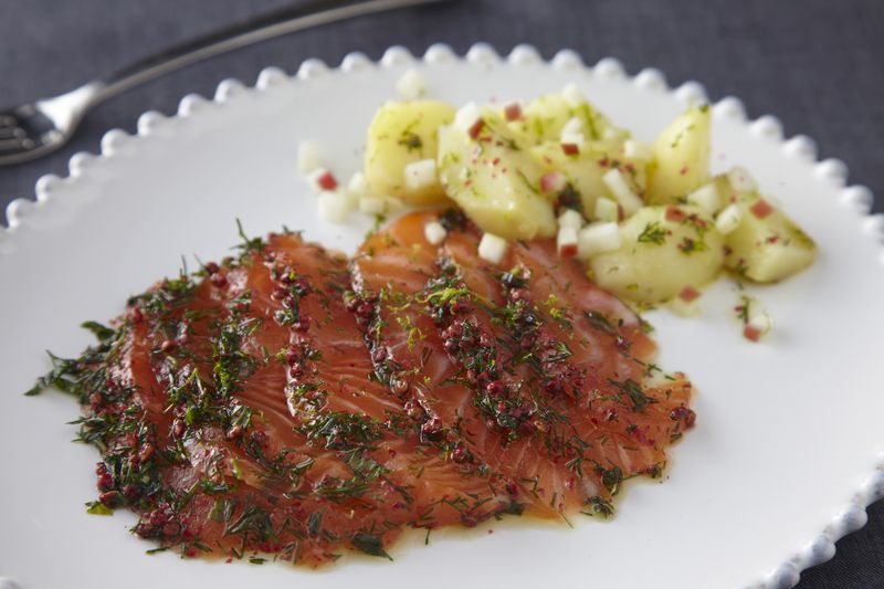 Saumon gravlax, salade pommes de terre et pomme - Entrée | Ariane