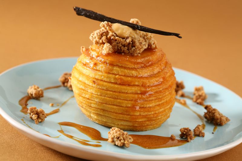 Pomme Ariane confite aux épices, émulsion caramel, streusel noisette et sauce caramel au beurre salé Pomme Ariane confite aux épices, émulsion caramel, streusel noisette et sauce caramel au beurre salé