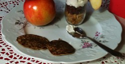 Boudin-noir-sur-son-lit-de-Crumble-avec-sa-couvertine-de-pomme-Ariane-en-Espuma,-accompagné-de-ses-blinis Boudin noir sur son lit de Crumble avec sa couvertine de pomme Ariane en Espuma, accompagné de ses blinis